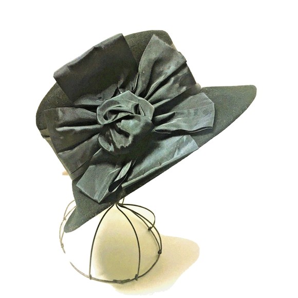 Vintage 1920s Flapper Style Hat 100% wool Black Ribbon Detail Betmar New York - Picture 1 of 9